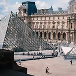 Proche Du Louvre Au Centre Historique De Appartement