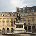 Proche Du Louvre Au Centre Historique De Appartement