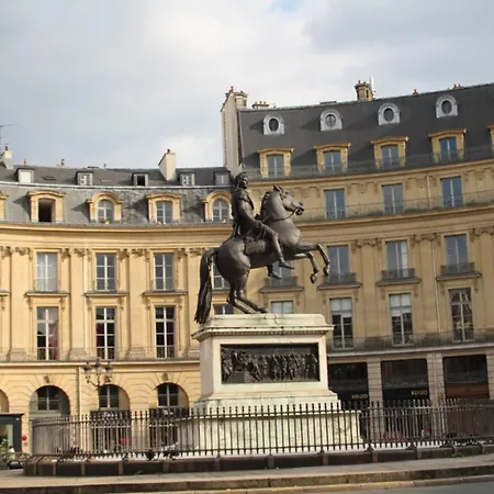 Near The Louvre In The Historic Center Of Apartmán